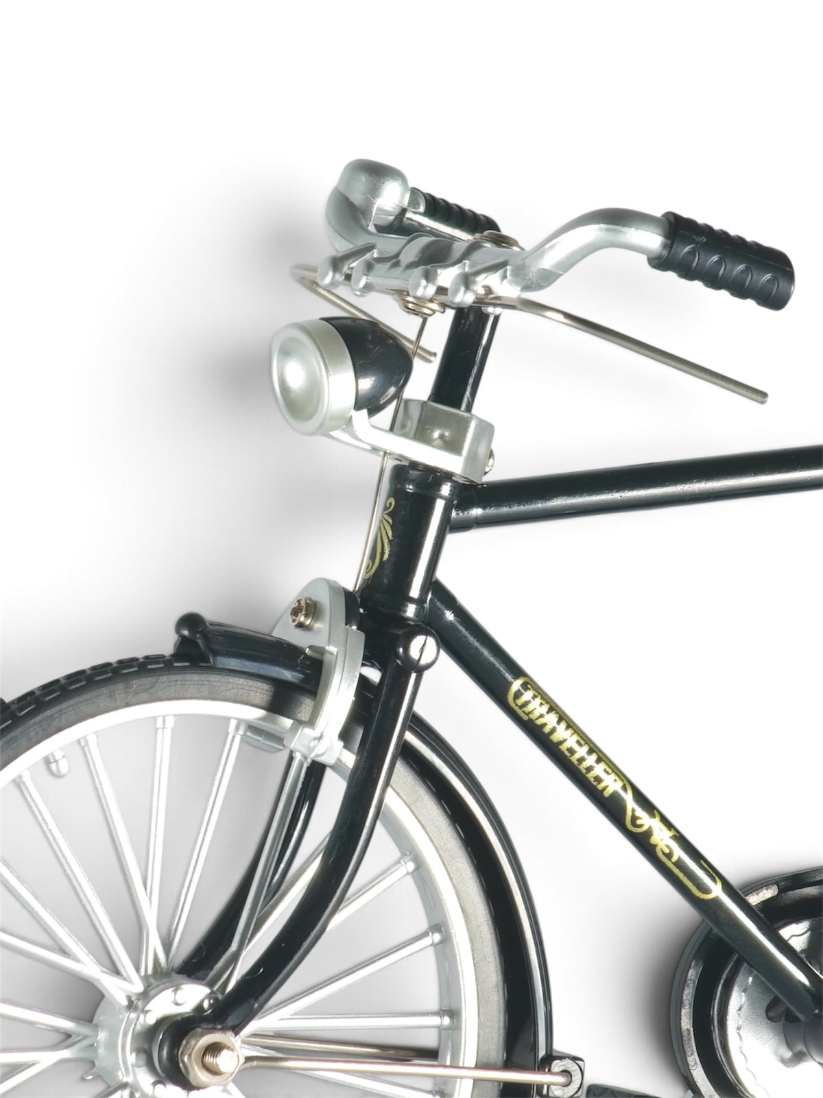 Standard: A detailed model of a vintage black utility bicycle featuring silver wire spokes, front headlight, and a black rear saddlebag.